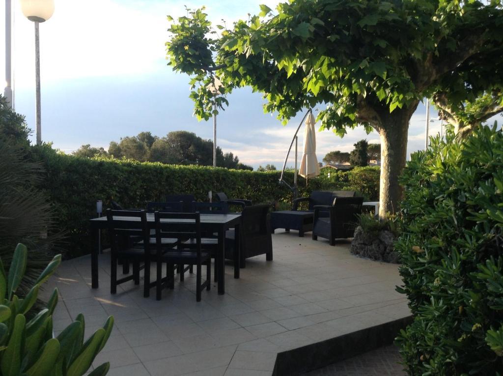 Hotel La Caravelle Frejus Exterior photo